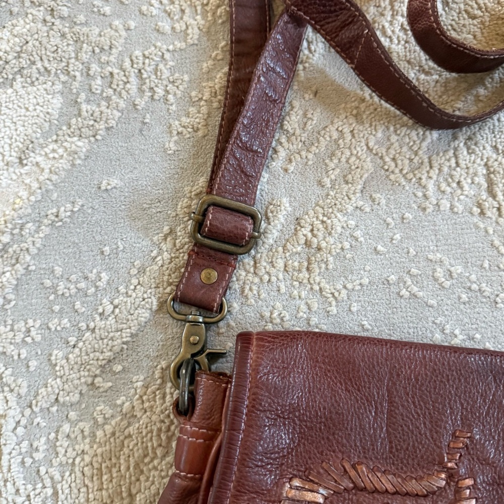 Old Trend Brown cognac leather crossbody bag tooled embossed Meadow Wind bag new - Picture 5 of 12